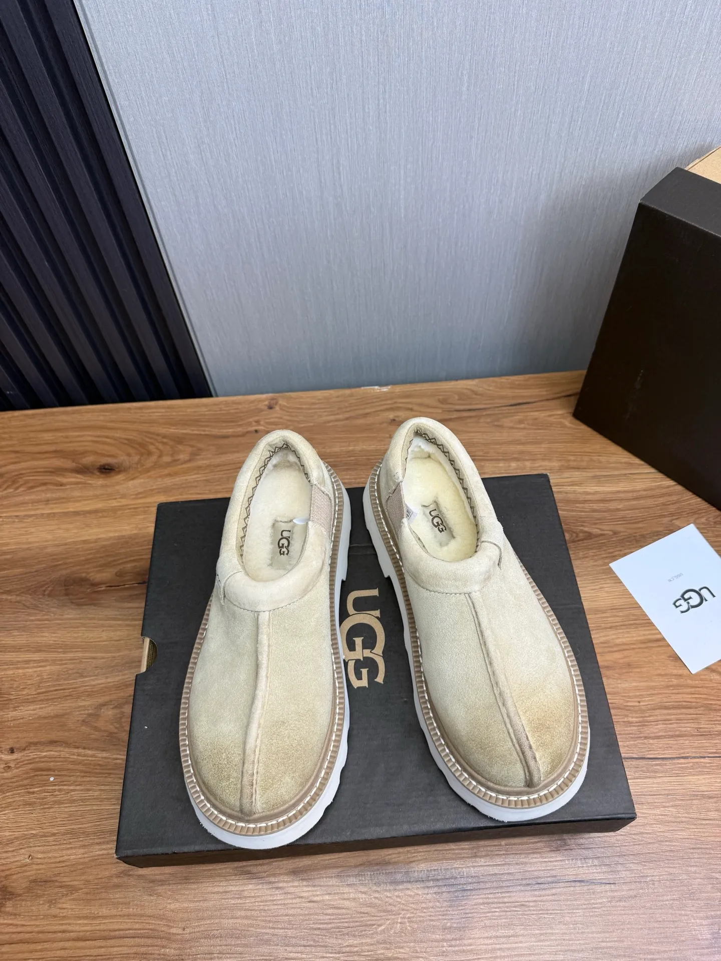 Men's shoes 💰560💰 New UGG fur integrated men's simple and fashionable snow boots. The most worth buying at the end of this year are warm casual shoes. Whether you are out and about at home, their comfortable and warm performance will be your most suitable fashion companion! The material is cowhide upper and imported wool is used inside. Warm and comfortable! The eva+ rubber patch outsole is cushioned, non-slip and wear-resistant, and has good elasticity. It is light and wear-resistant, comfortable and soft, and the new simple cut is more fashionable. It has both practicality and fashion sense, so you no longer have to worry about how to match it in winter, while still maintaining your fashionable taste. High-quality genuine wool. Look at the details for the material! Size: 39-40-41-42-43-44-44 sneaker size